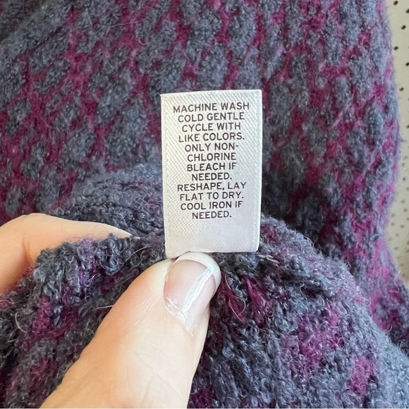 Leith V-Neck Diamond Pattern Sweater - Picture 7 of 8